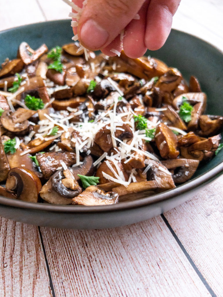 Mushrooms with garlic and parmesan 
