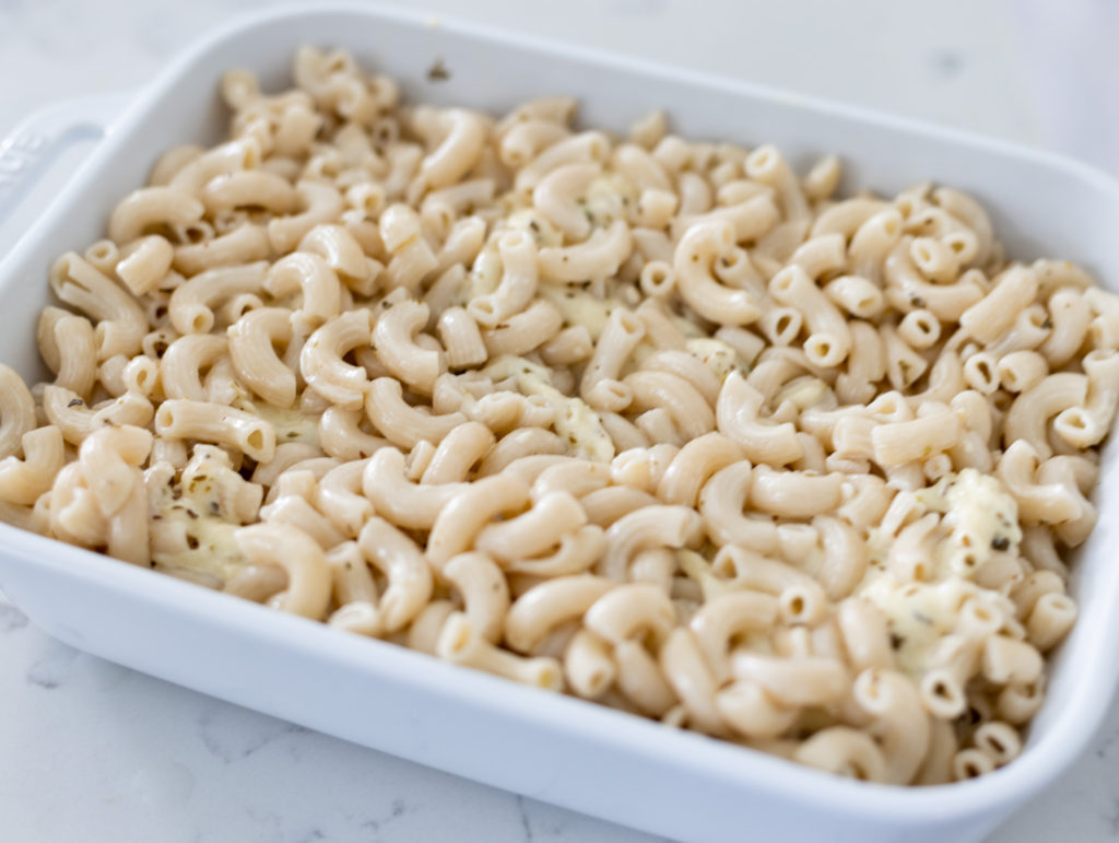 mac and cheese in garlic parmesan sauce