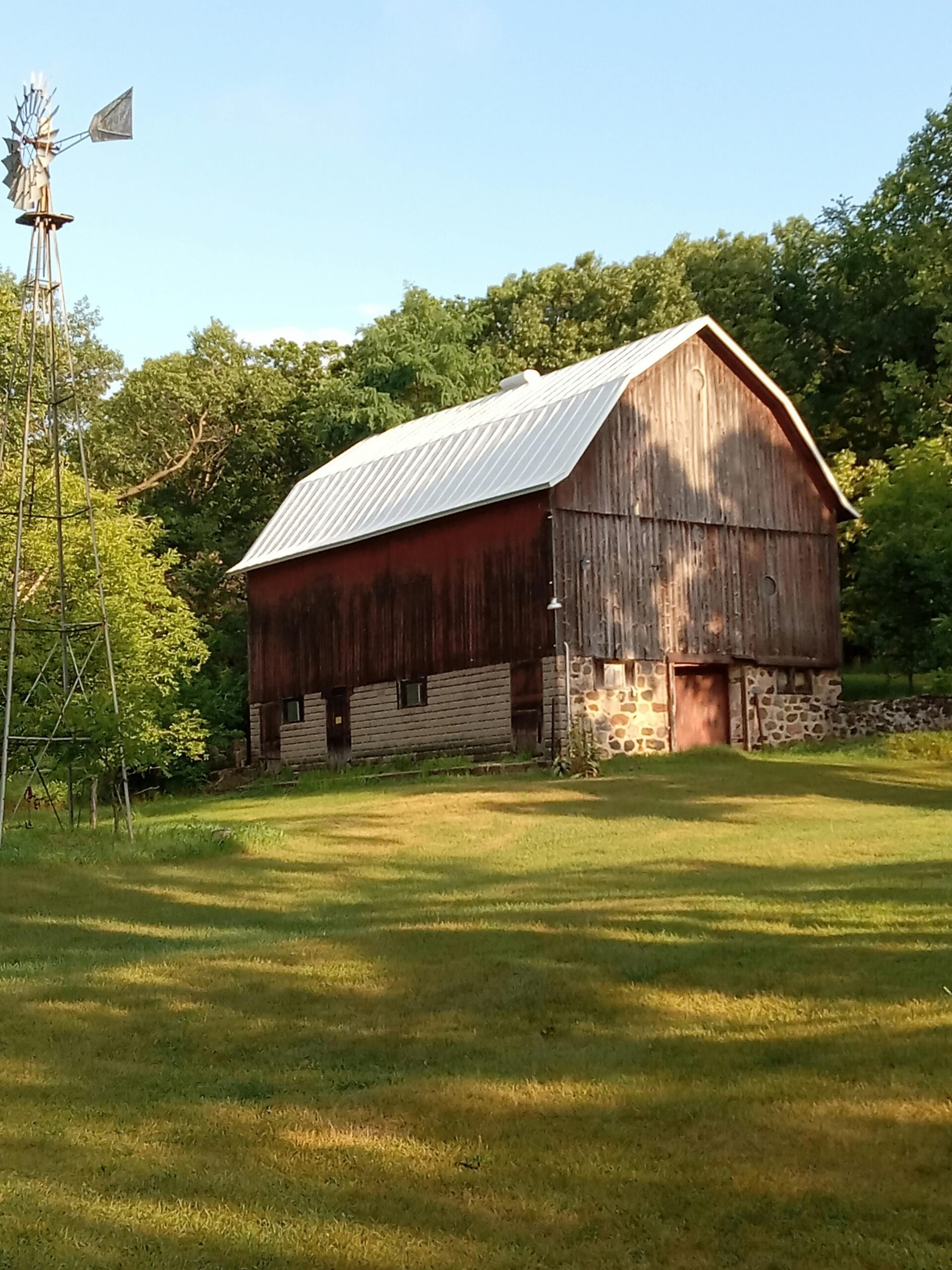 An image of a barn in a guide about why homesteaders fail and common homesteading mistakes