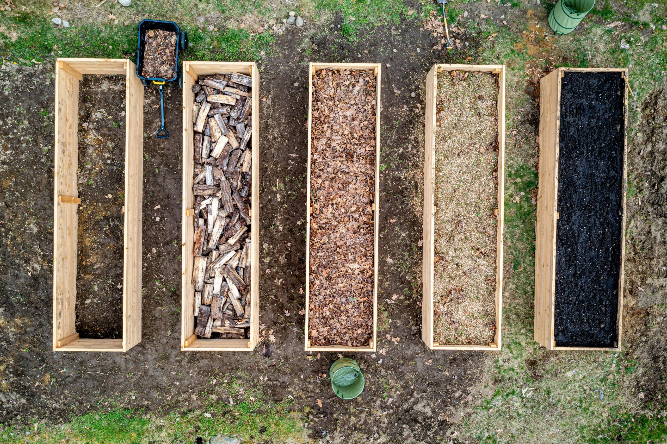 DIY raised garden beds with cheap garden soil ideas