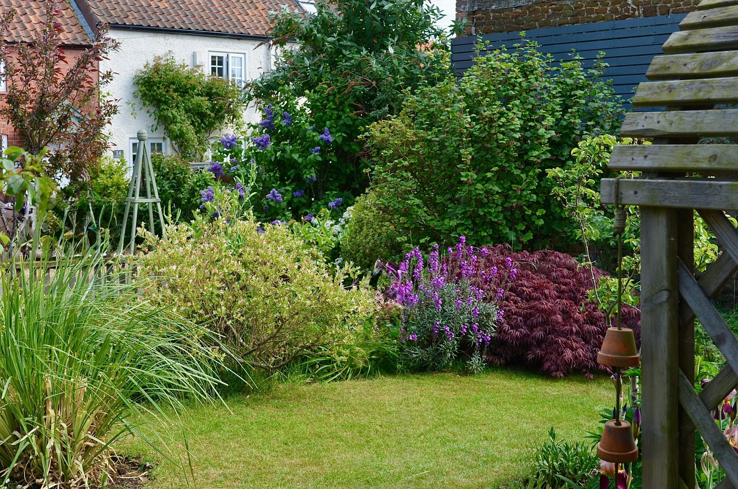 An image of cottage garden design showing how to plan a cottage garden.